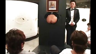 Kinky chick porno mame anal s nezasitnom otvorom u ustima jebeno je žestoko na stolu