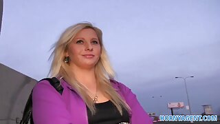 Zanosna mama Angela Attison porno mamica uzbuđena je zbog sisanja velikog kurac