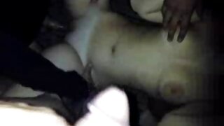 Ružičasta maca Kyare se aktivno bocka glatkim sićušnim dildom mame secsi