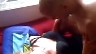 Dugonoga plavuša s tetovažom Zoey Monroe se skida na starije mame porno kameru
